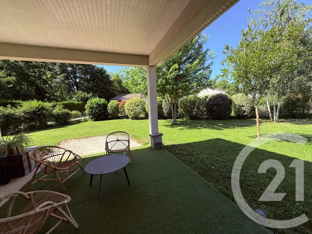 Terrace - Spacious House with Garden in Daignac