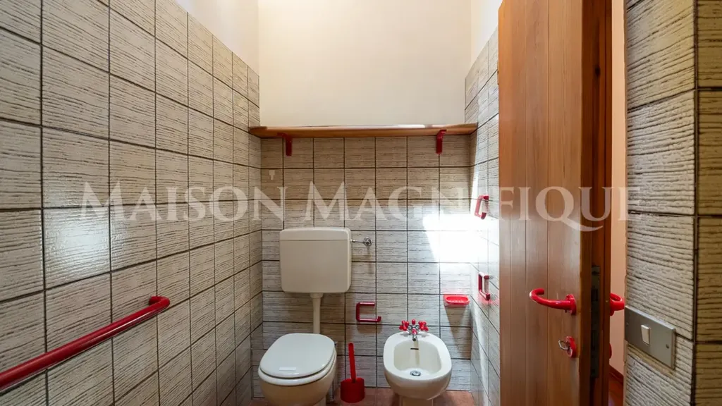 Bathrooms - Prestigious Apartment with Corso Giovecca View in Ferrara