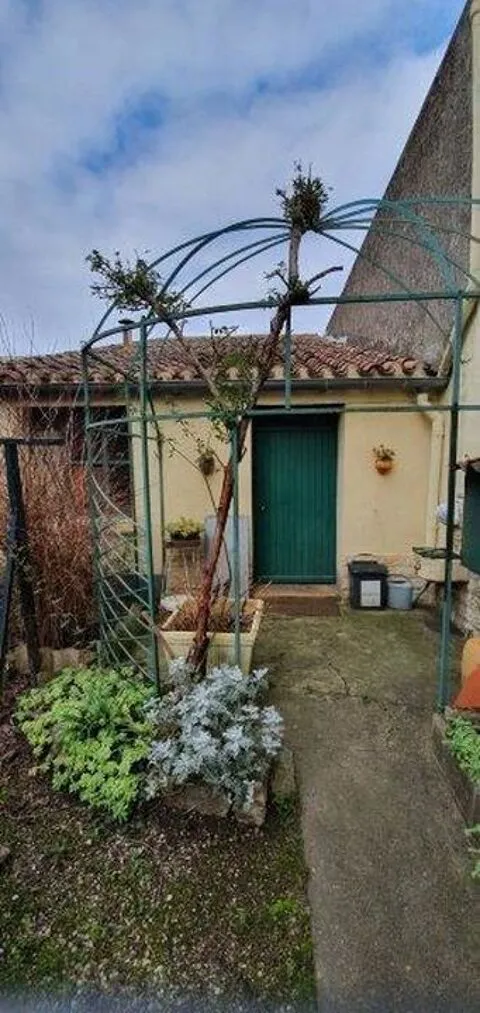 Aed - 3-Bedroom Building with Parking in Carcassonne