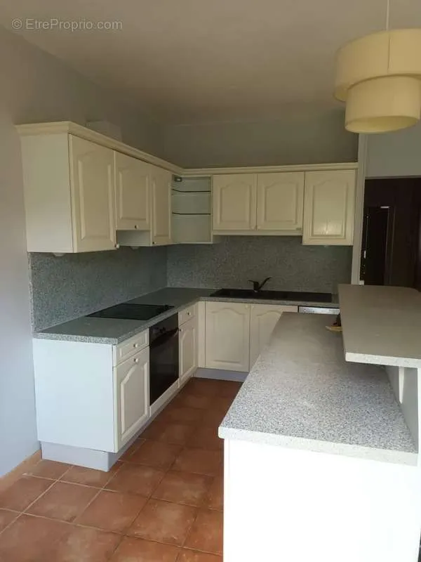 Köök - Bright 2-Bed Flat with Garden View in Montceau-Les-Mines