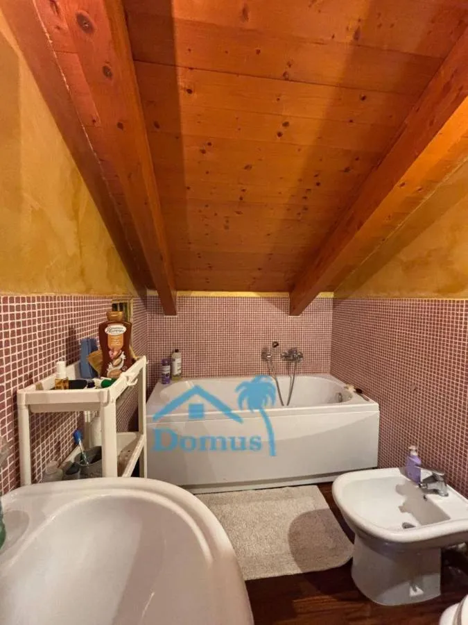 Salles de bain - Villa with Garden and Fireplace in Pinerolo