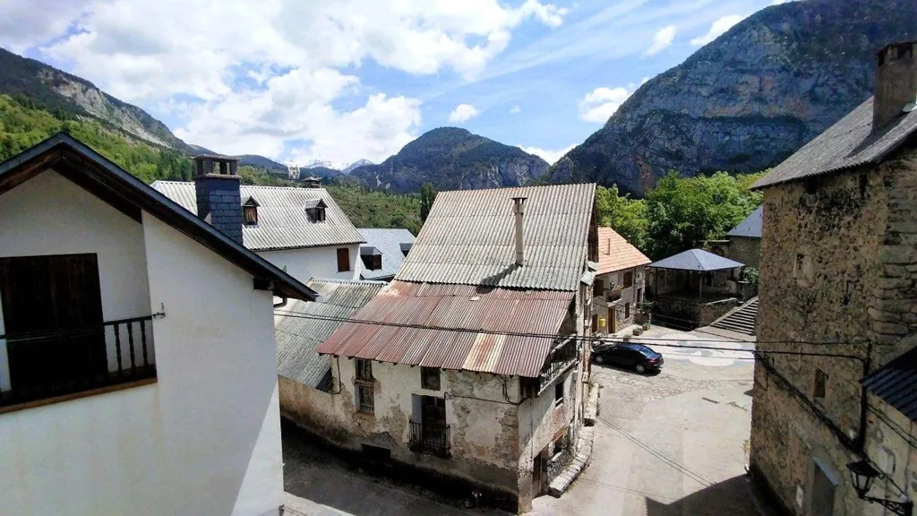 Rõdu - Spacious House with Mountain Views in Sin