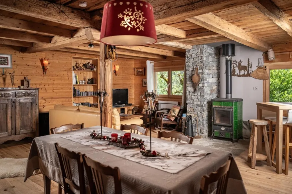 Salle à manger - Chalet Ancien avec Vue Montagne à Thônes