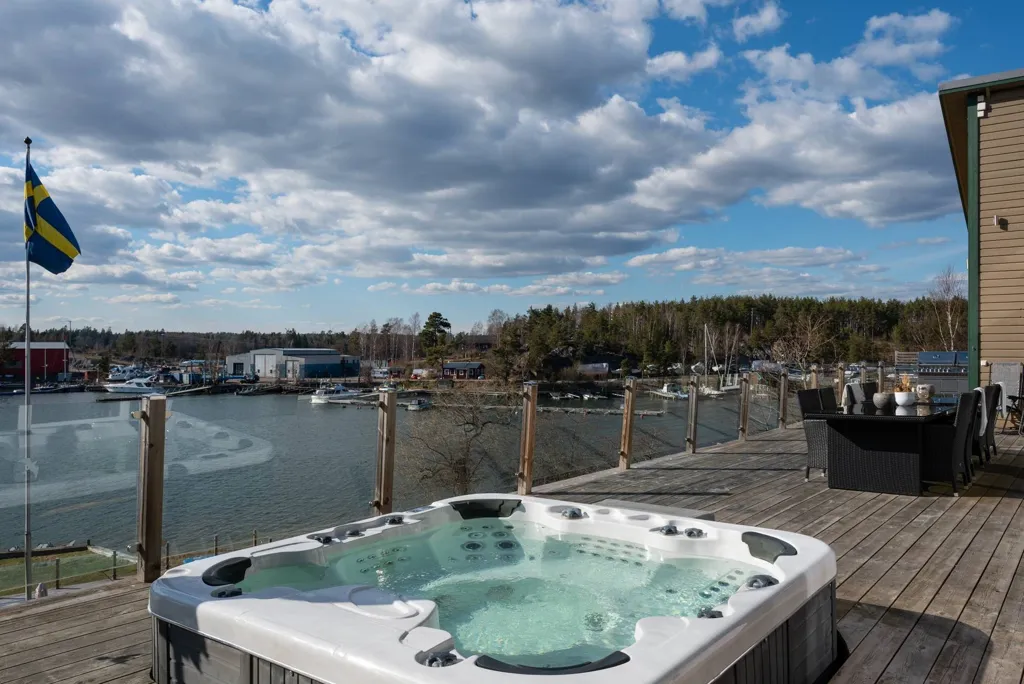 Terrass - Scenic Villa with Pool in Southern Archipelago