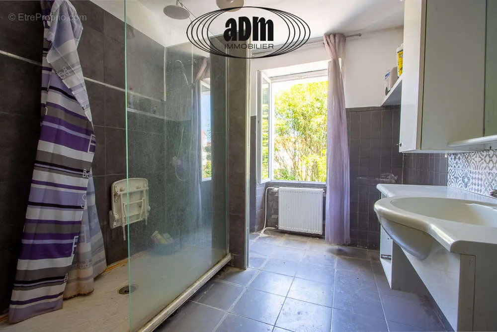 Salles de bain - Maison à Rénover avec Jardin à Beautheil-Saints