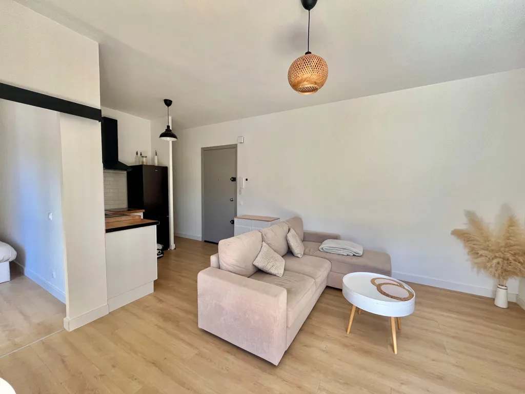 Séjour - Appartement Rénové avec Balcon Sud-Ouest à Nice