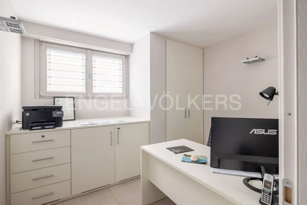 Bureau - Luxury Villa with Lake View in Ispra
