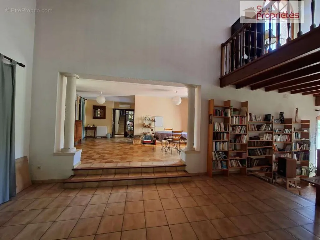 Séjour - Villa des Années 80 avec Grand Terrain à Aurignac