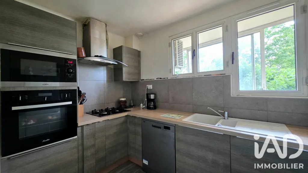 Kitchen - Apartment with Loggia in Pont-Saint-Esprit