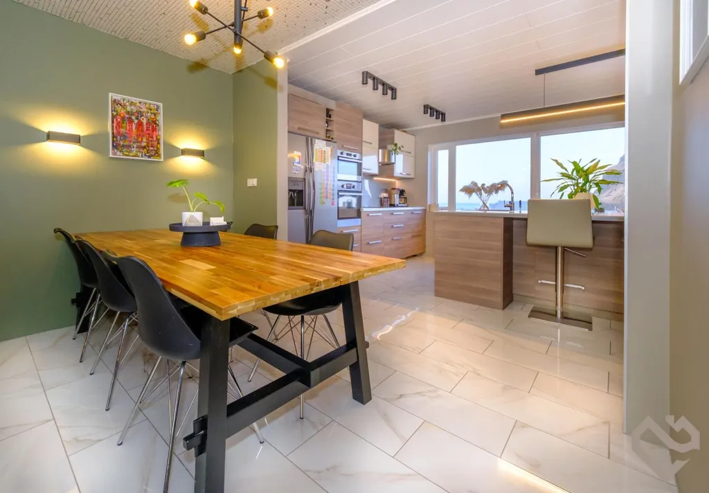 Sala da pranzo - Three-Storey House with Unique View in Vestmannaeyjar