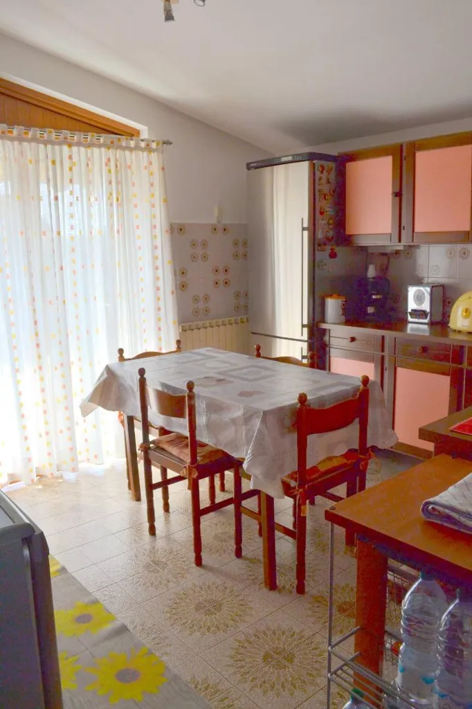 Sala da pranzo - Villa con giardino privato a Capriate San Gervasio