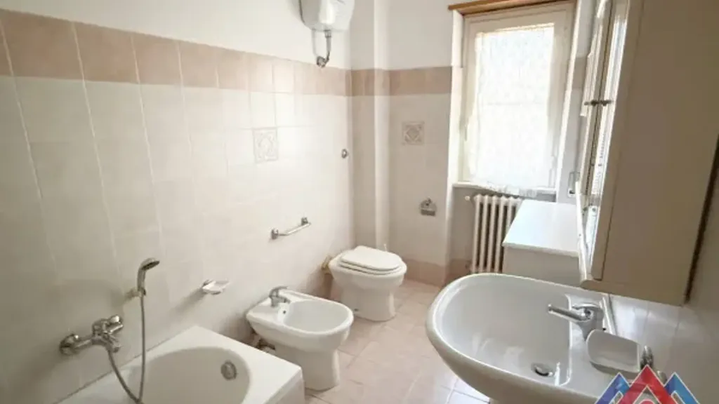 Salles de bain - Three-Bedroom Apartment with Balcony in Sora
