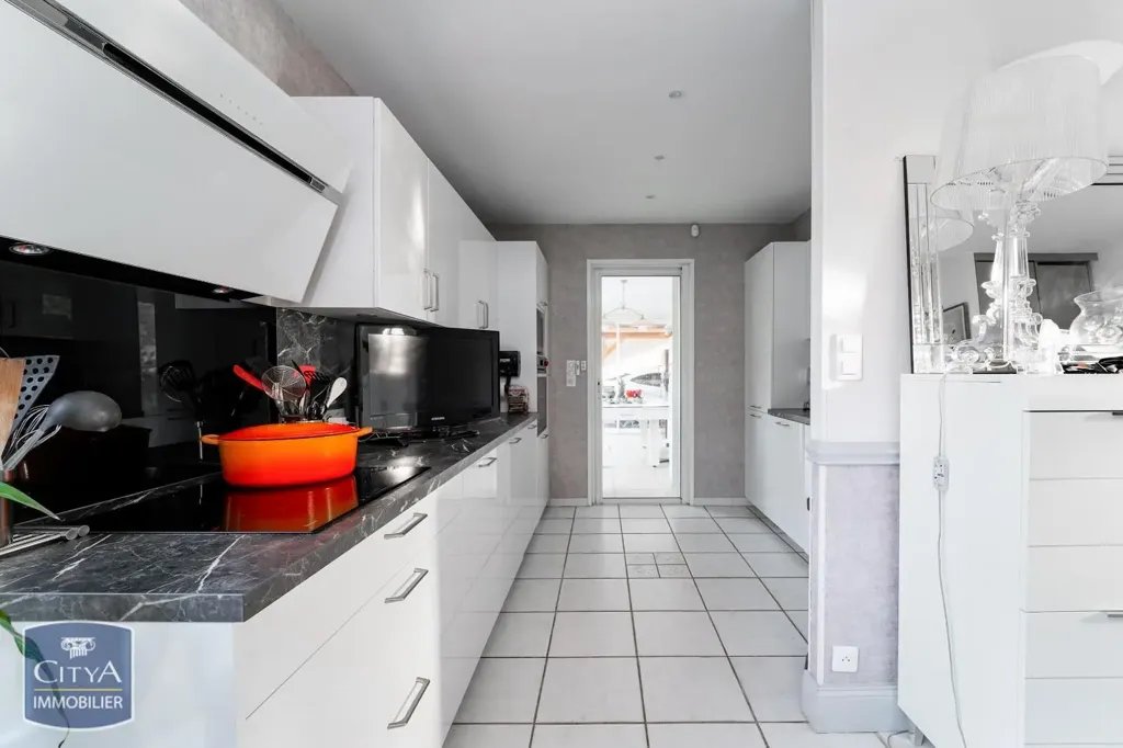 Cuisine - Maison avec Piscine et Jardin à Vichy