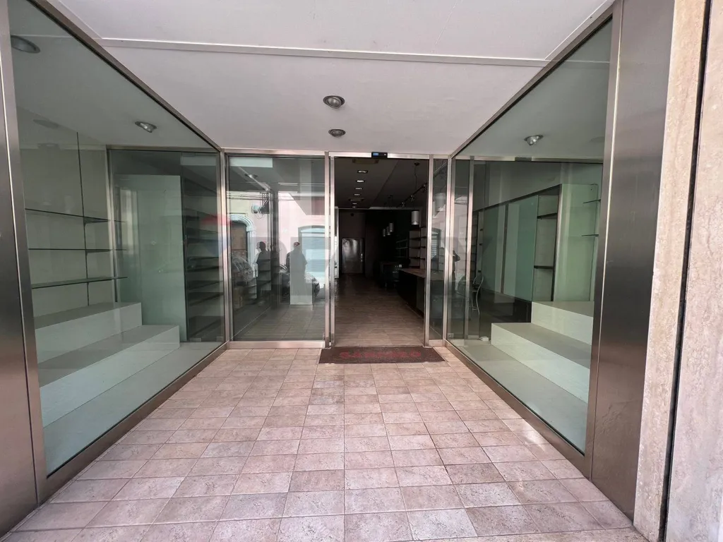 Esik - Commercial Space with Vitrines in Monopoli