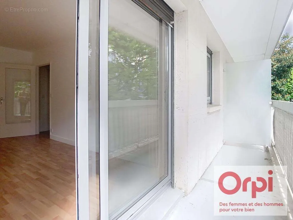 Rõdu - 2-Bed Apartment with Balcony in Issy-les-Moulineaux