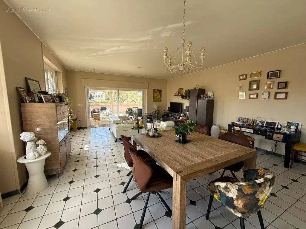 Dining Room - Spacious House with Pool in Sauveterre-de-Béarn