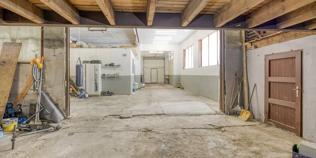 Garage - Mixed-Use Property with Garden in Broechem