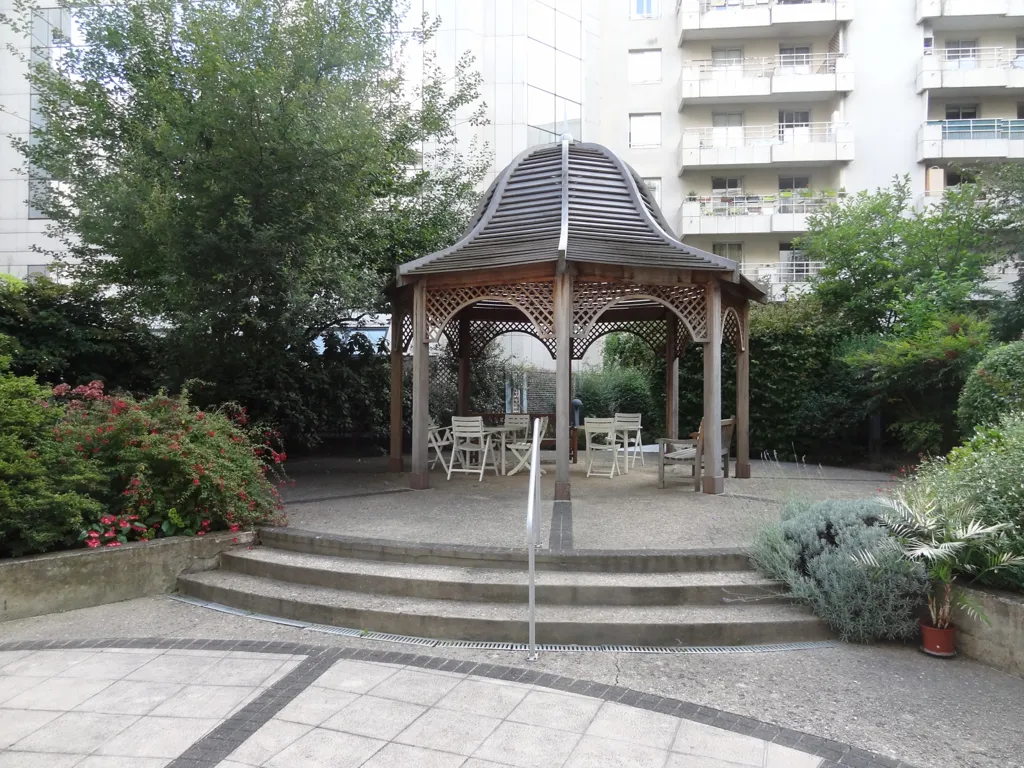 Terrass - 3-Bed Apartment with Balcony in Boulogne-Billancourt