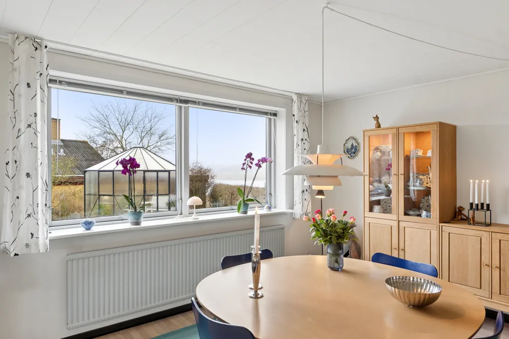 Sala da pranzo - Estate Villa with Lake View in Rødding