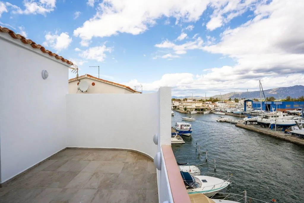Terrace - Luxury Apartment with Marina Access in Empuriabrava