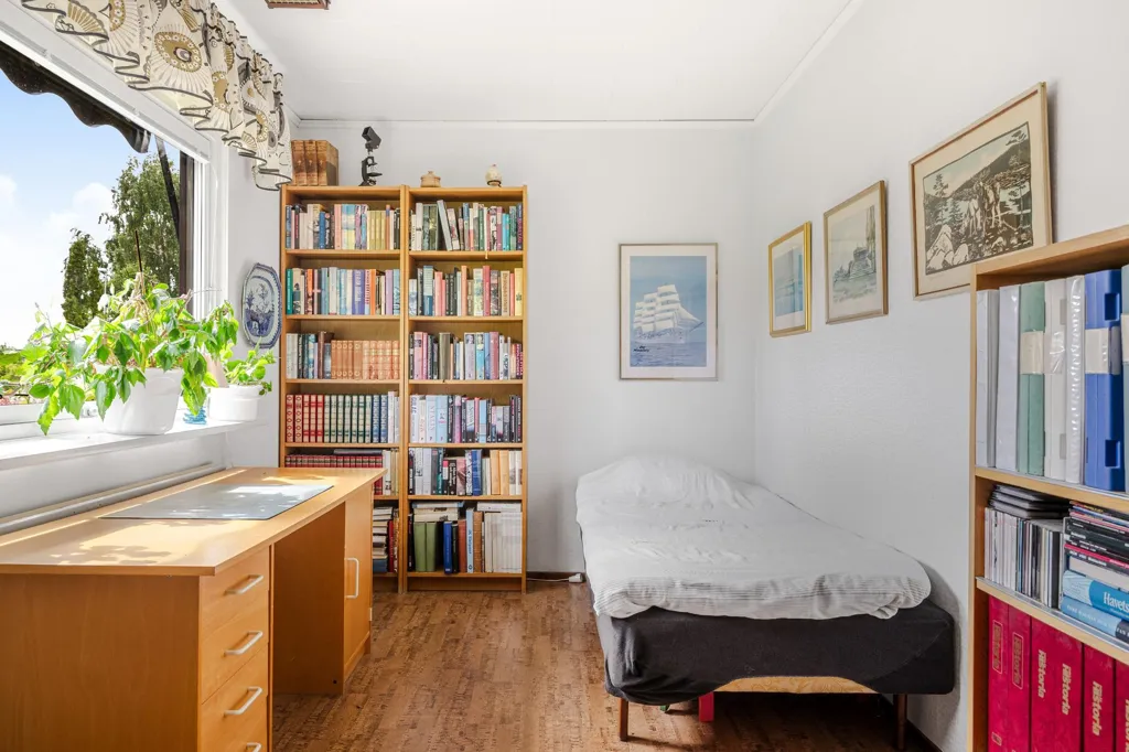 Bureau - Spacious House with Garden in Västra Husby
