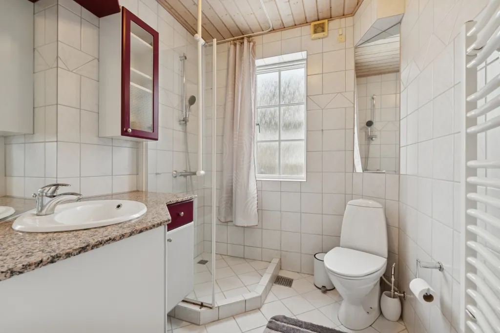 Bathrooms - Light-Filled Apartment with Balcony in Odense M