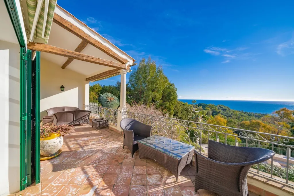 Terrasse - Villa avec Vue Panoramique sur la Mer à Super Cannes