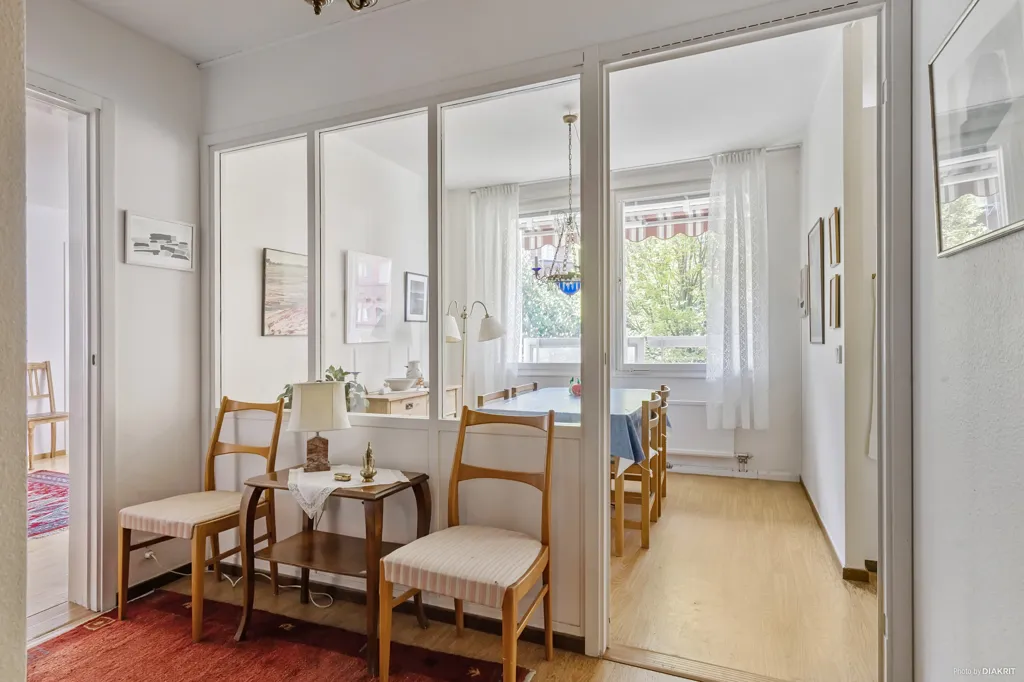 Söögituba - Corner Apartment with Sunny Balcony at Karlaplan