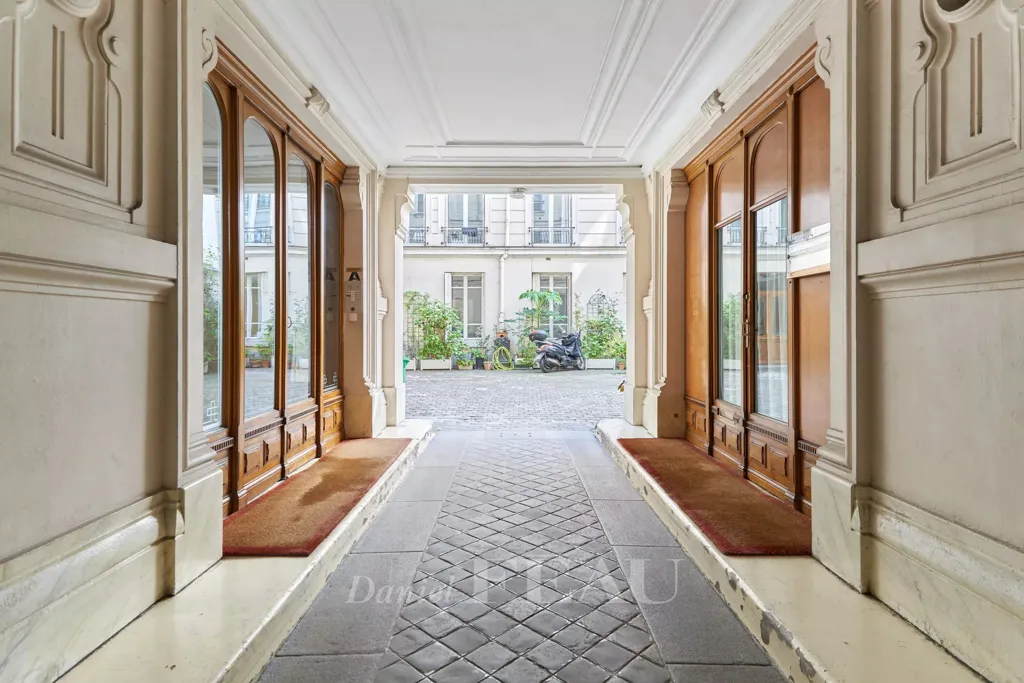Esik - Architect-Refurbished Apartment with Courtyard View in Paris VIIIe