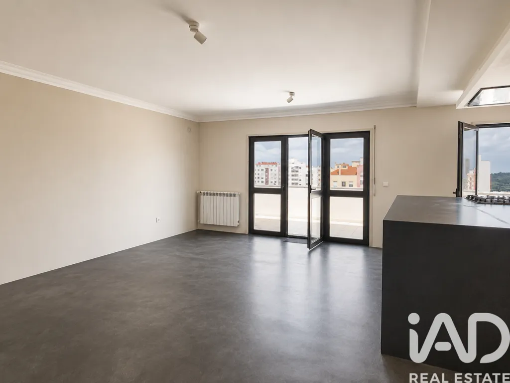 Rooms - T3 Apartment with Spacious Terrace in Alfragide