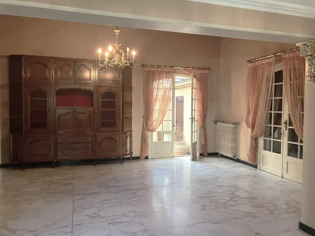 Soggiorno - Character House with Cathedral Ceiling in Quiet Area