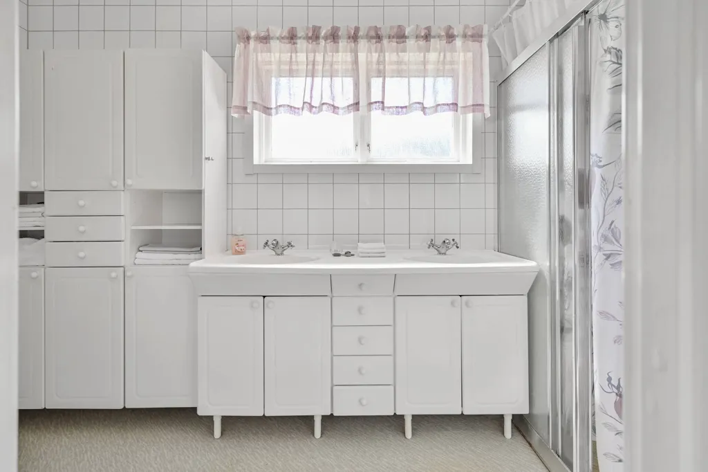Salles de bain - 1-Storey Villa with Garden in Sollentuna