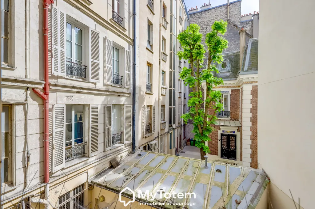 Aed - Haussmannian Apartment with Balcony in Paris
