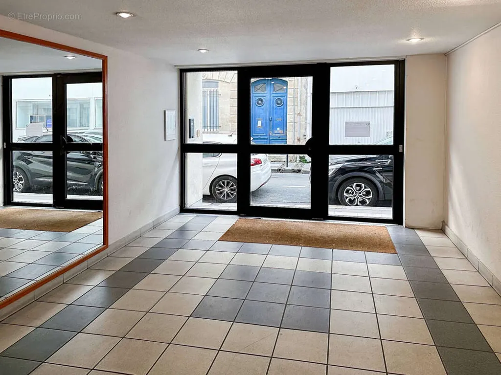 Hallway - Studio with Parking in Bordeaux Centre