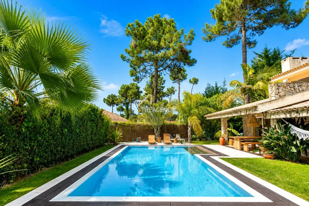 Pool - Luxury Villa with Pool in Charneca de Caparica