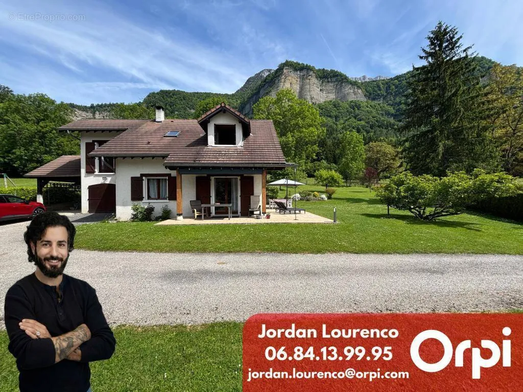 5-toaline maja asukohas Saint-Joseph-De-Riviere