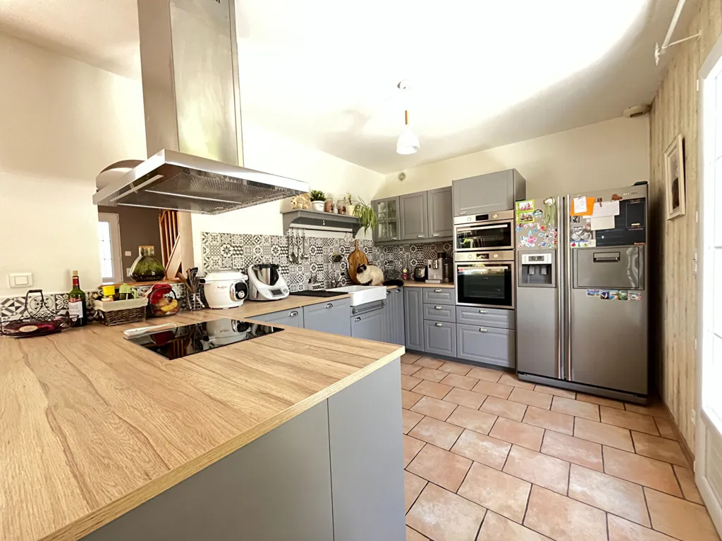 Cuisine - Pavillon avec Garage Double dans un Cadre Calme