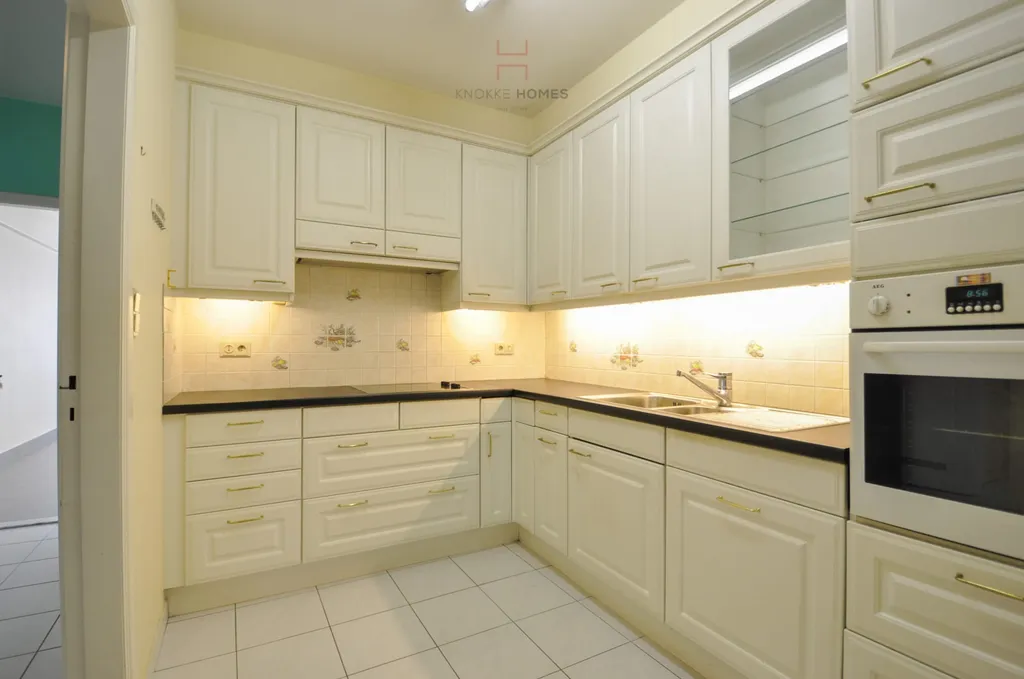 Köök - Renovable Apartment with Terrace in Duinbergen