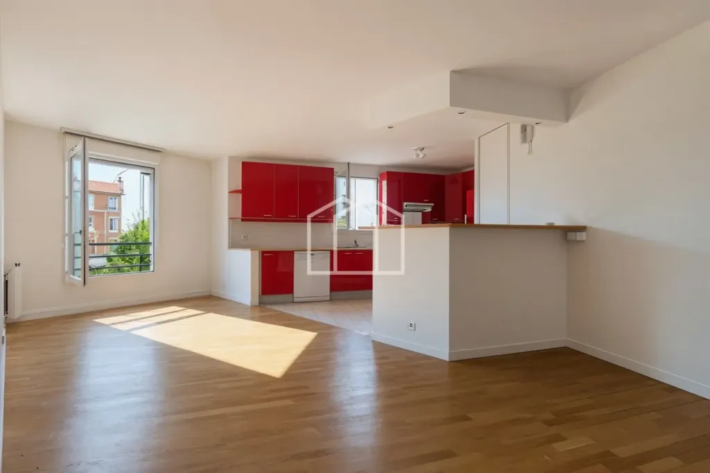 Living Room - 5-Piece Apartment with Balcony in Suresnes Centre