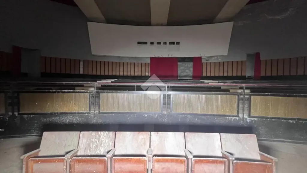 Pièces - Former Cinema with Dual Access in Mesagne