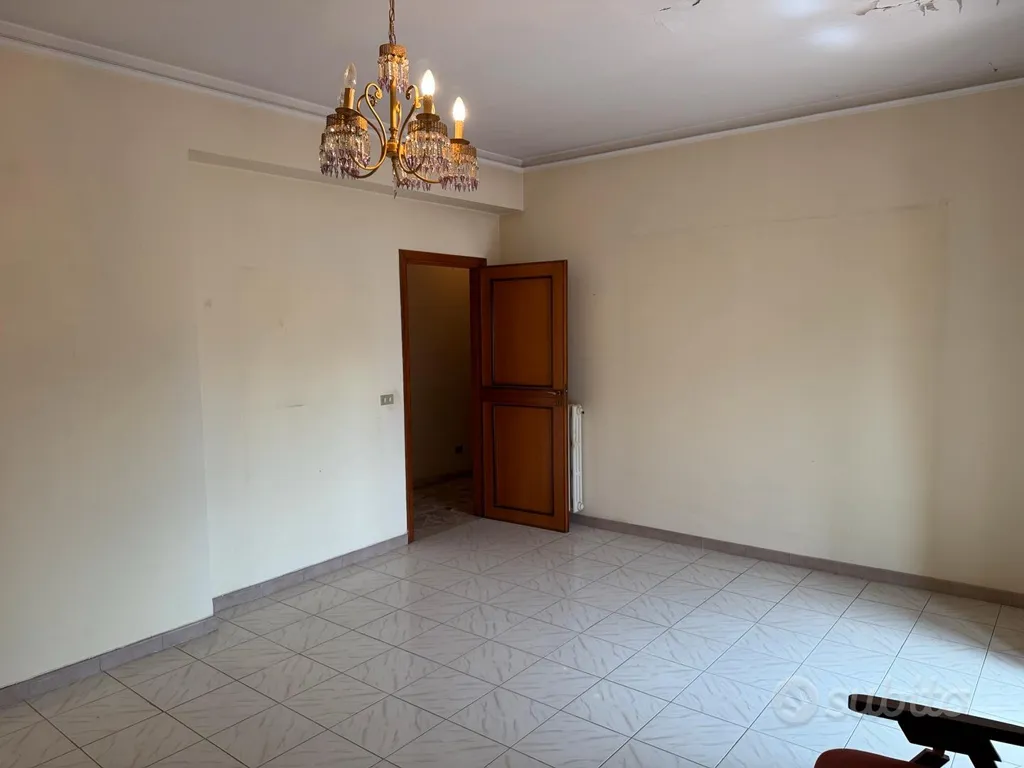 Pièces - 8-Room Apartment with Balcony in Via Cancellieri