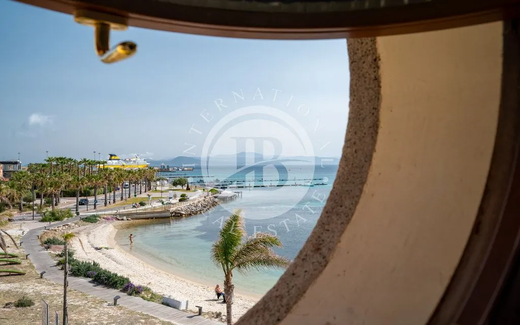 Toad - Beachfront Apartment with 360° Views in Golfo Aranci