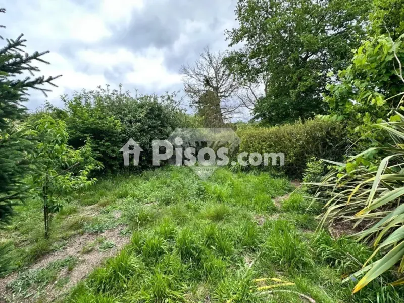 Jardin - Two-Storey House with Solar Panels in A Cañiza
