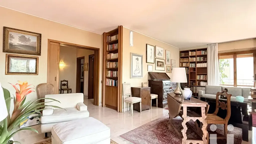 Bureau - Apartment with Five Balconies in Ostiense