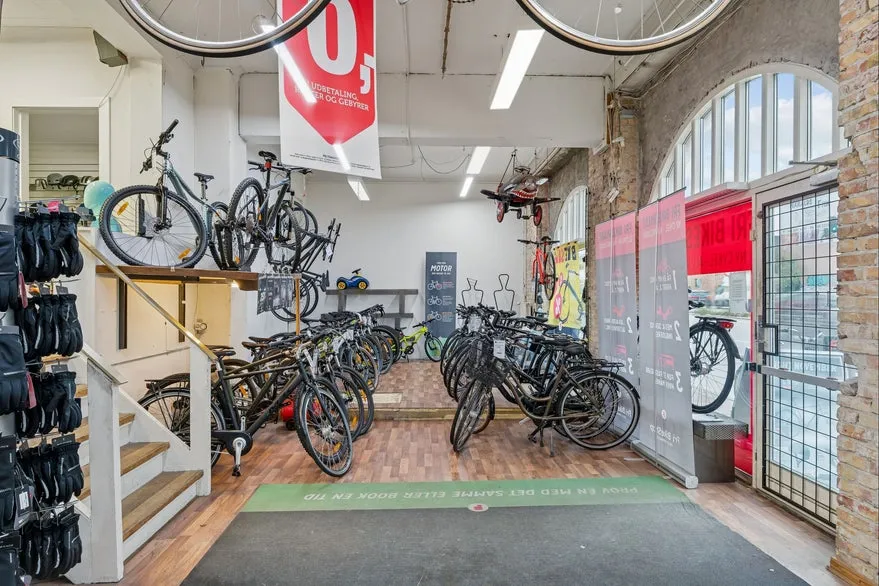 Pièces - High-Visibility Retail Unit with Workshop in Lyngbyvej