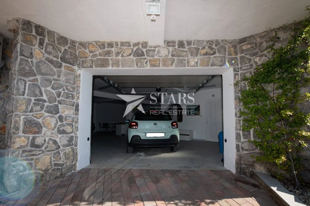 Garage - Luxury Villa with Pool in Matulji