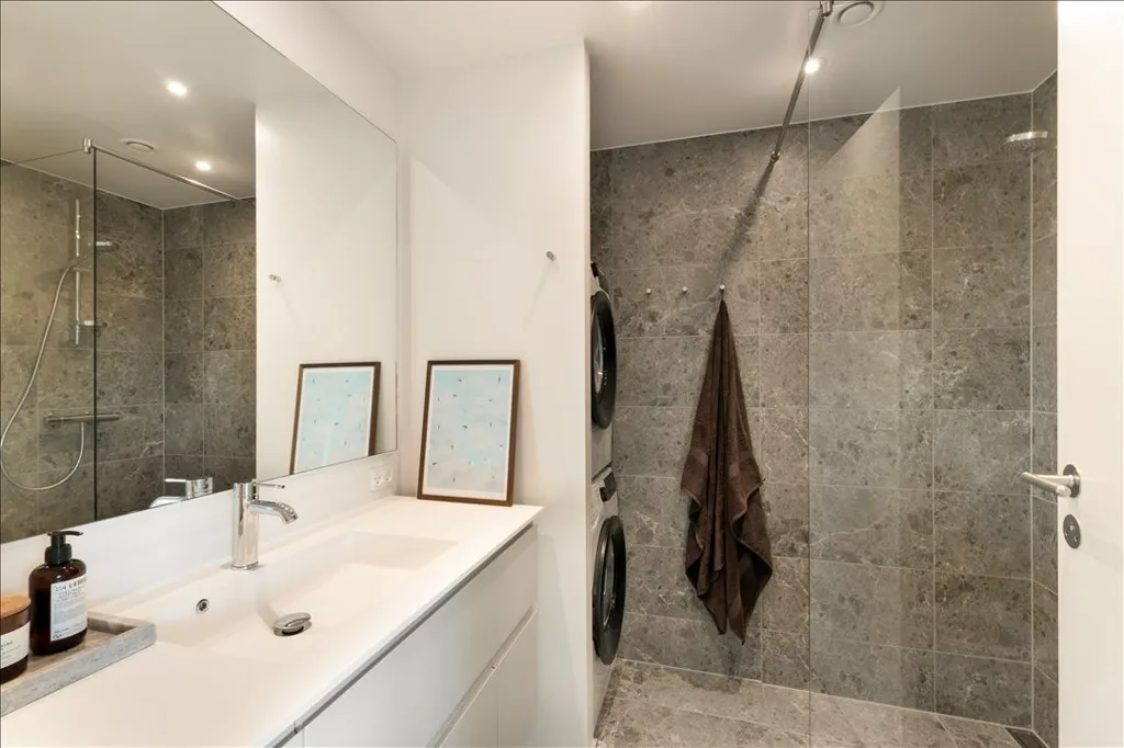 Salles de bain - 3-Bedroom Flat with Large Windows in Copenhagen Ø