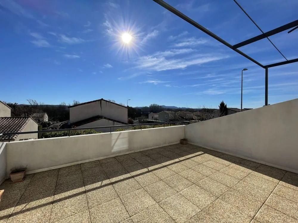 Terrace - Modern 3-Bedroom Apartment with South-Facing Terrace