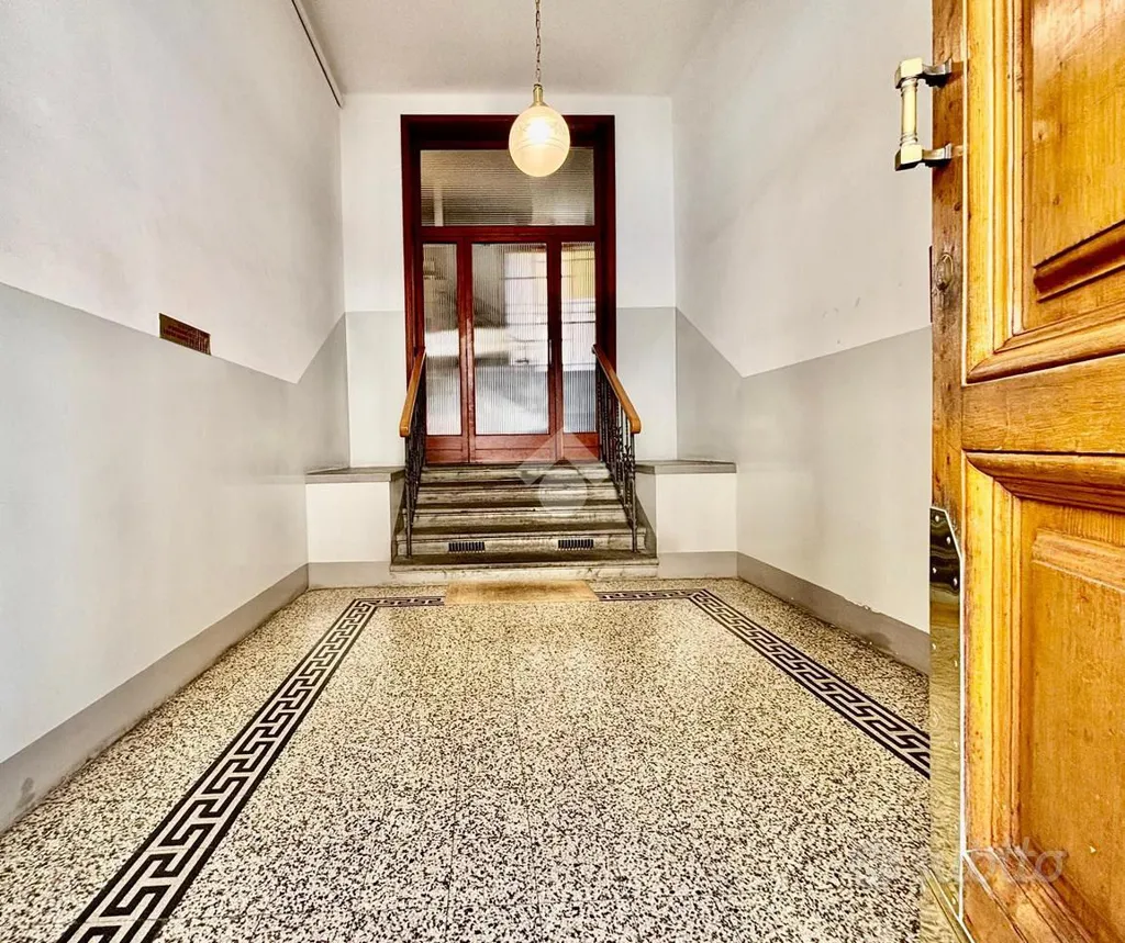 Entrée - 1930s Apartment with Balcony in Florence