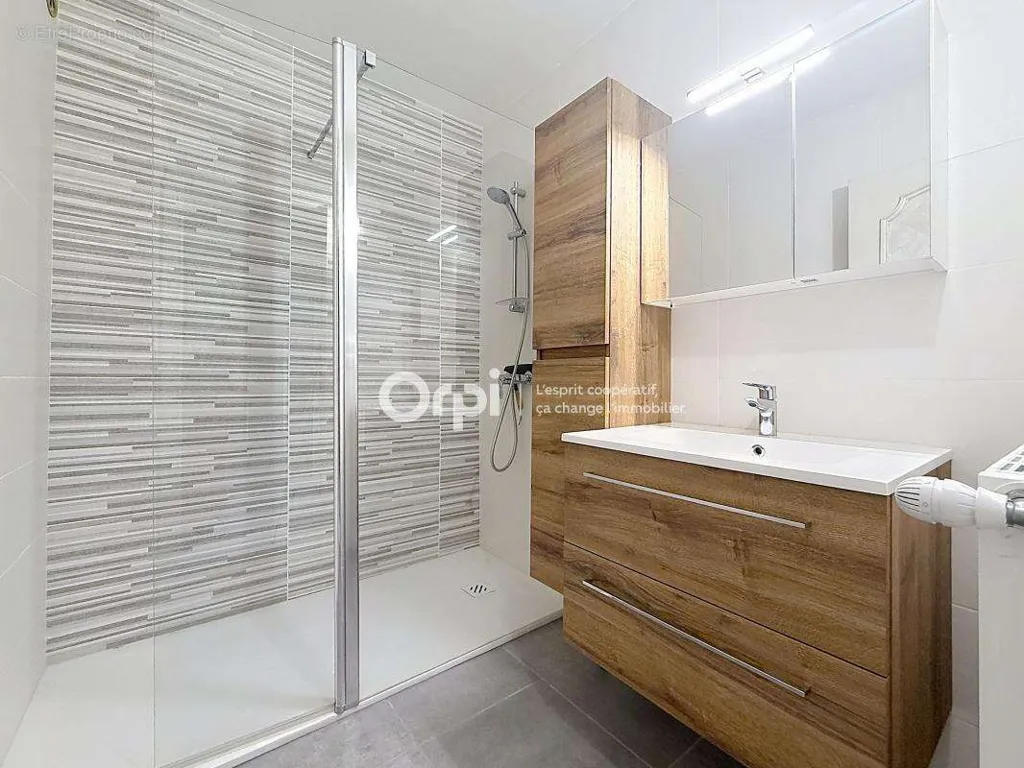 Salles de bain - Appartement Traversant avec Balcon à Albertville